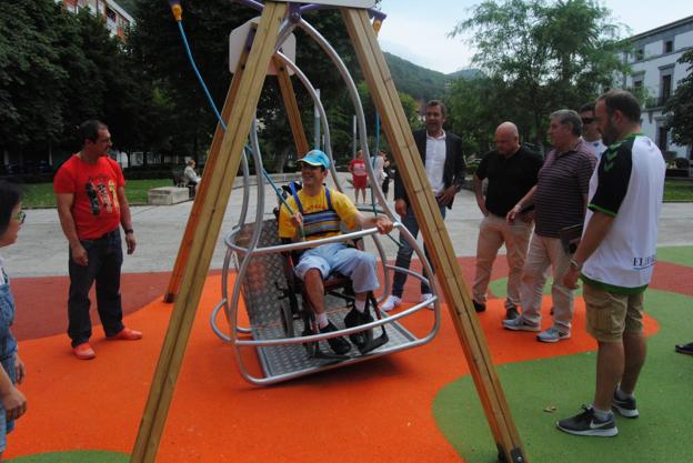Consorcio Instala Ruedas Grupo De Adaptado Columpio Para Un Silla cul135FKTJ
